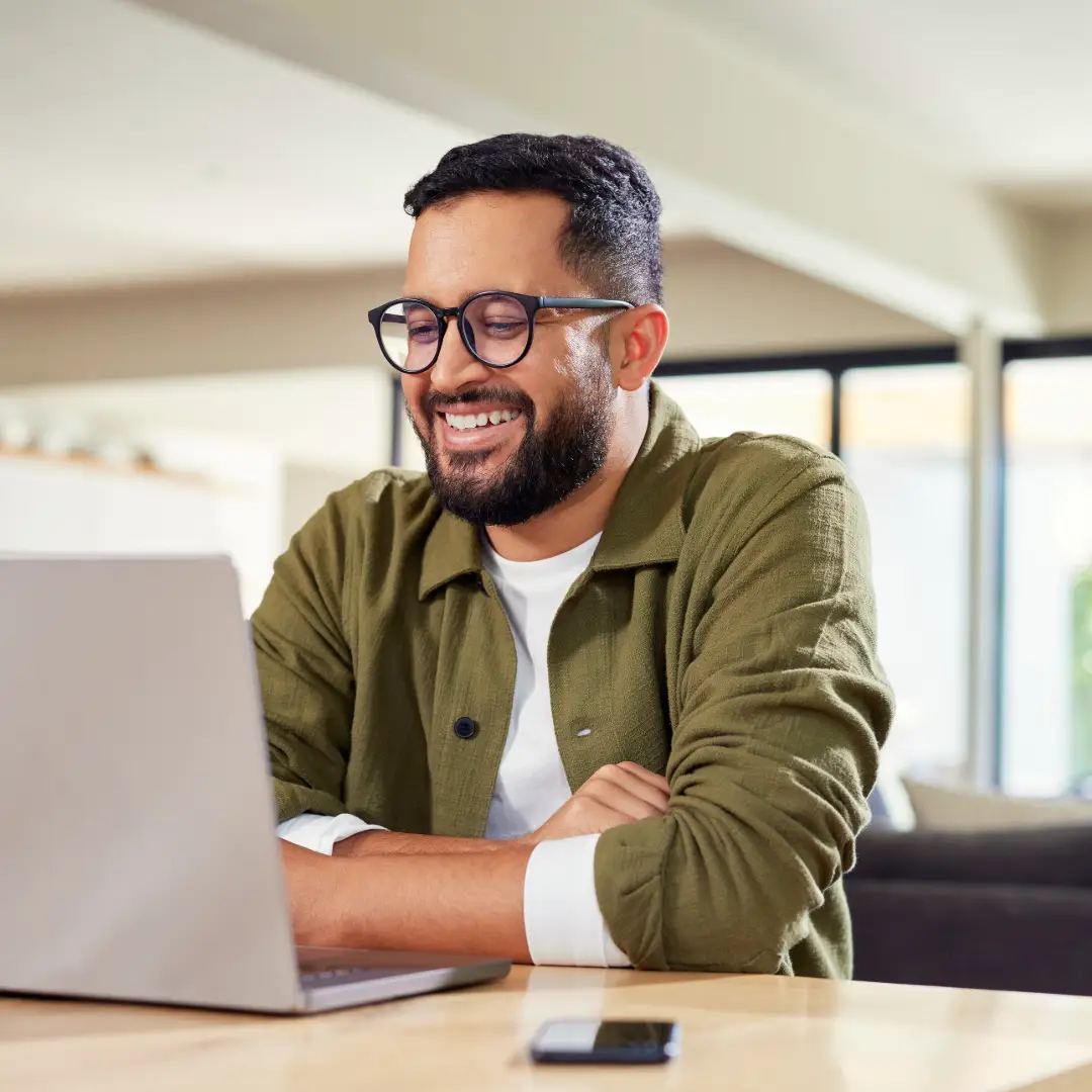 Man sitting at the table with a laptop